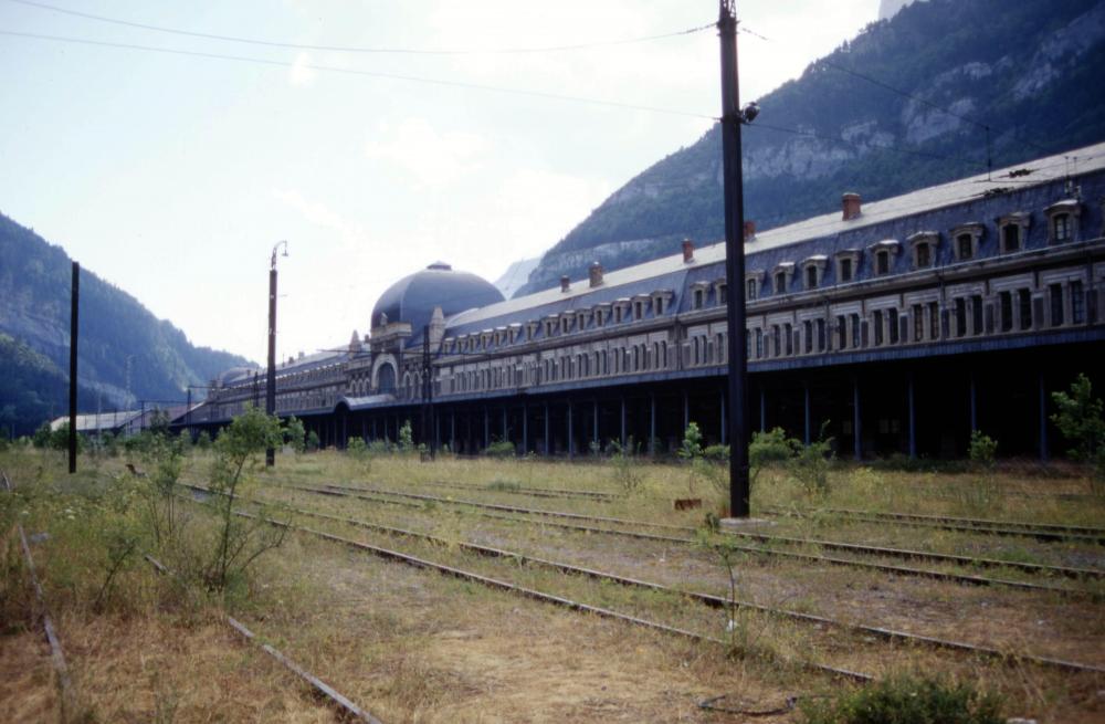 Gare_internationale_de_Canfranc_-_le_côté_du_quai_français_(1994)_(1).jpg