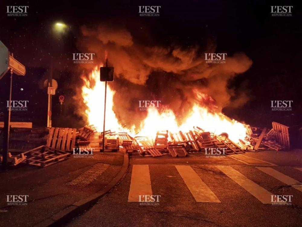 les-gilets-jaunes-ont-embrase-la-barricade-au-moment-de-la-charge-des-forces-de-l-ordre-photo-er-1546648284.thumb.jpg.4b3e8f099bee67bc7e0107b954088ec8.jpg