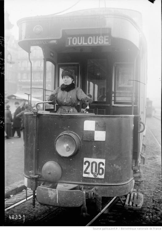 Bordeaux_[conductrice_de_tramway]_ _[...]Agence_Rol_btv1b6952816g.JPEG