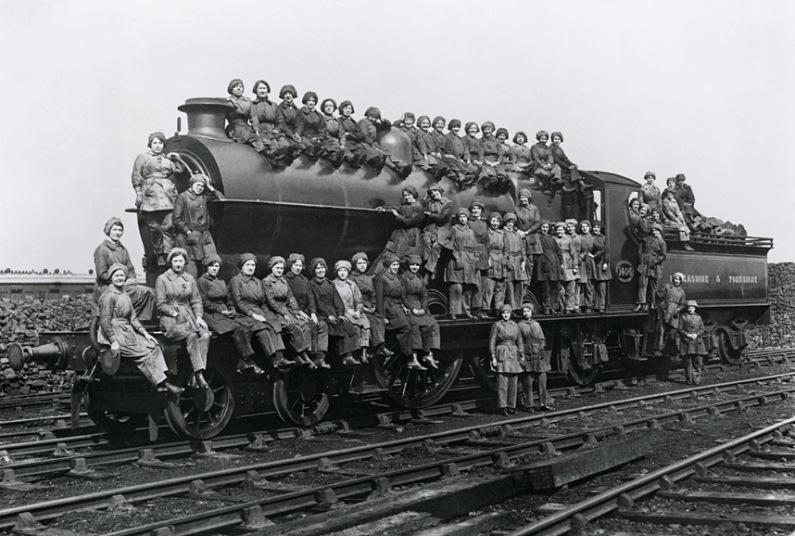 Kobiety-czyścicielki parowozów na lokomotywie w Bradford, 23 march 1917.