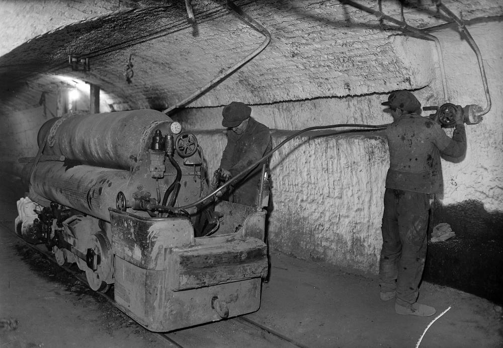 Chargement de la locomotive des bennes (air comprimé)  Mineurs. Chargement de la locomotive des bennes (air comprimé).jpg