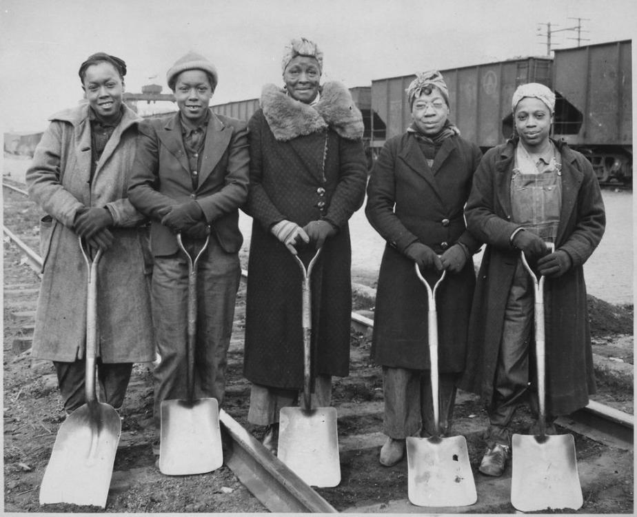 Trackwomen,_1943._Baltimore_&_Ohio_Railroad_Company_-_NARA_-_522888.tiff.jpg