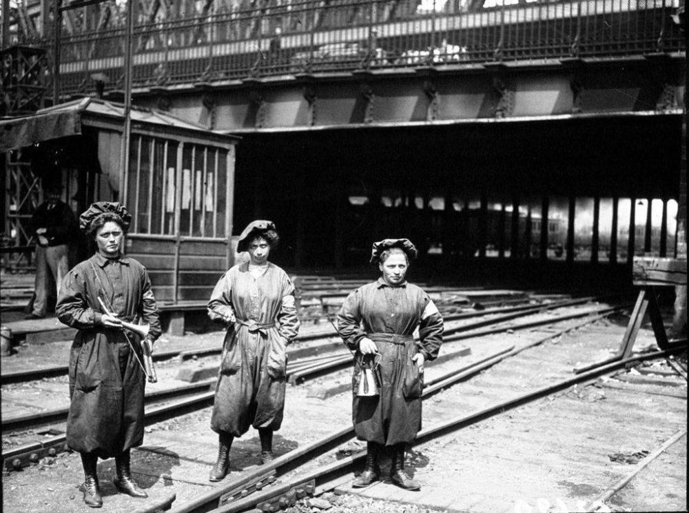 Gare du Nord Les femmes ont remplacé les hommes partis au front Paris 1917.jpg