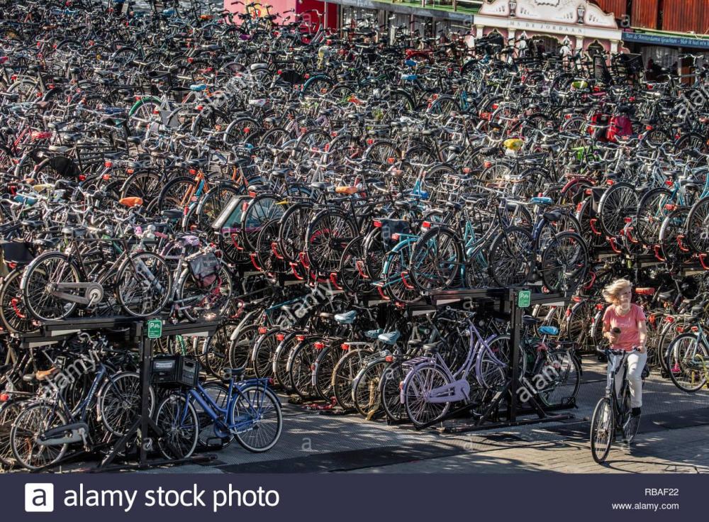 les-pays-bas-amsterdam-la-gare-centrale-du-local-a-velos-ou-de-parking-rbaf22.thumb.jpg.5375d3959e82804a37fad669903a0f9a.jpg