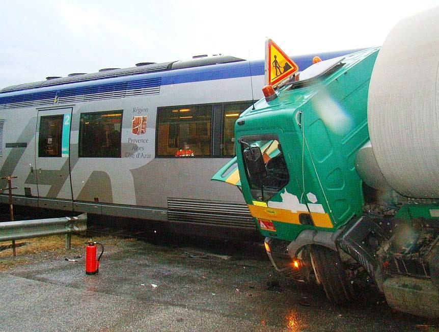 un-accident-impliquant-un-camion-et-un-train-s-est-produit-ce-vendredi-28-aout-au-soir-vers-19-h-30---a-la-batie-neuve-photo-le-dl-jean-pierre-bonnet-1598639319.jpg.eb6ad5d944a61d14f1e110c1dcc174af.jpg