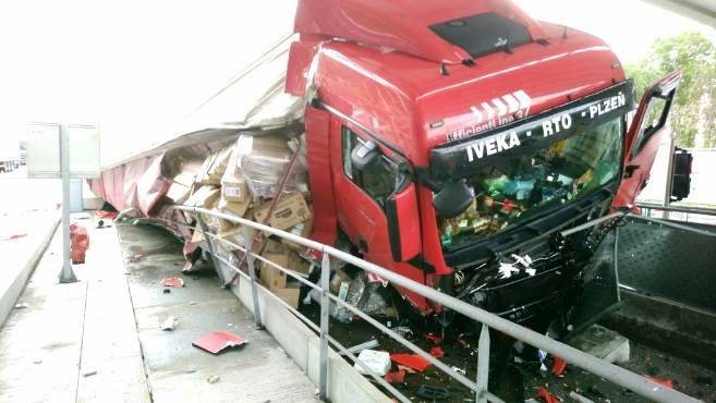 accident-camion-peage-gannat-sens-gannat-vichy_4946192.jpeg.fe59a7e3b906f6f395b1285ee5337e40.jpeg