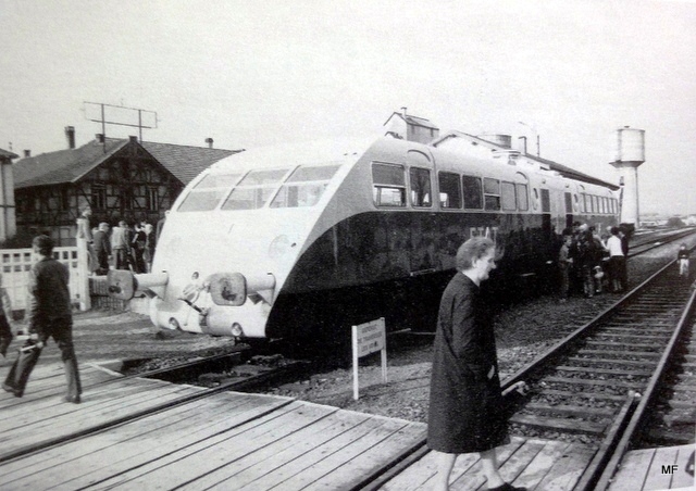 58873917_retroautorailbugatti.JPG.6a2d48279cc040ff3e9f0851c5755a0d.JPG