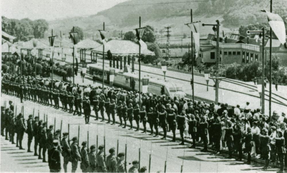 lors-de-l-inauguration-du-tunnel-le-8-aout-1937-les-abris-de-la-gare-au-fond-photo-archives-de-ste-marie-aux-mines-1604587697.thumb.jpg.eec79fb629db64a67b7f8109bc619f8d.jpg