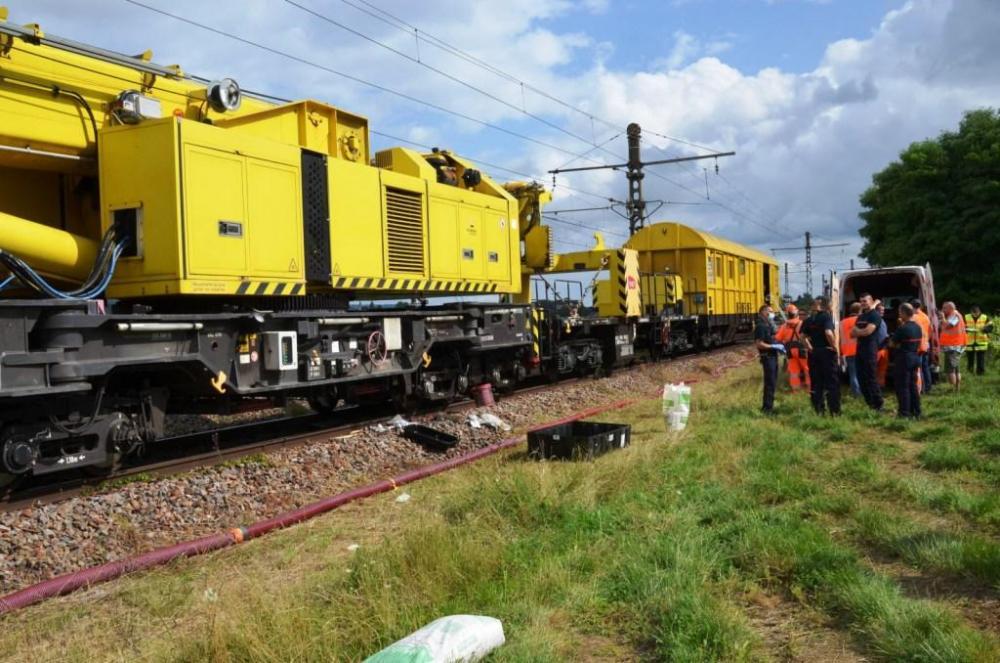 l-engin-de-levage-est-immobilise-sur-une-voie-d-attente-pres-de-la-gare-photo-lbp-patrick-prevost-1627296496.thumb.jpg.fa56bb0b1bcc0b1e08382608a82500d8.jpg