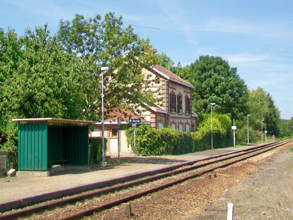 Cramoisy_(60),_gare_SNCF,_rue_du_Pont_(1).jpg